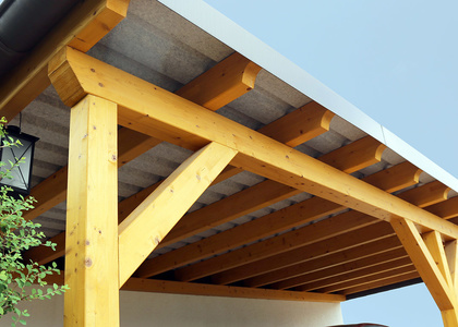 Holzcarport mit flachem Metalldach